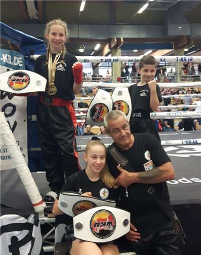 Felice Karger, Nelly Kern, Tayler Schmitz und ihr Trainer mit ihren Champion Gürtel. Foto: privat