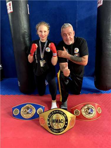 Rheinbacher Kickboxerinnen und Kickboxer räumen ab Felice Karger mit drei weiteren WM-Gürteln und Trainer.