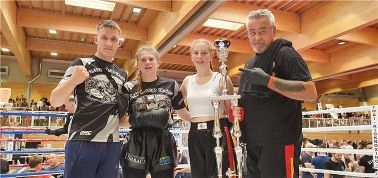 Felice Karger (weißes Top).