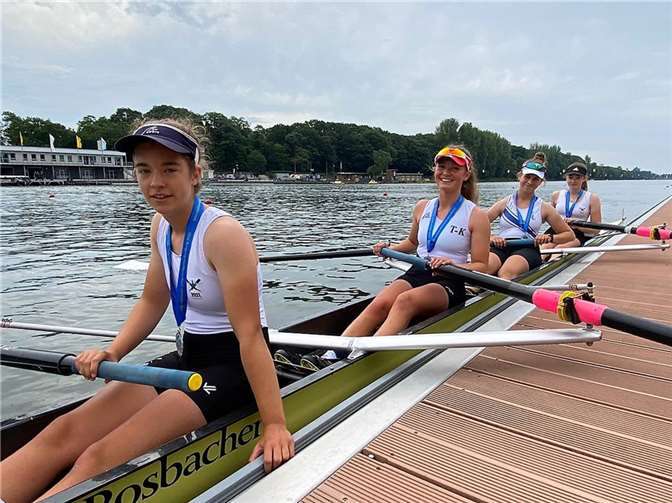 Felicitas Welter (2.v.l.) von der RG Treis-Karden gelang im Vierer ohne Steuerfrau U17 in der Renngemeinschaft Treis-Karden / Trier und Koblenz den Sieg.