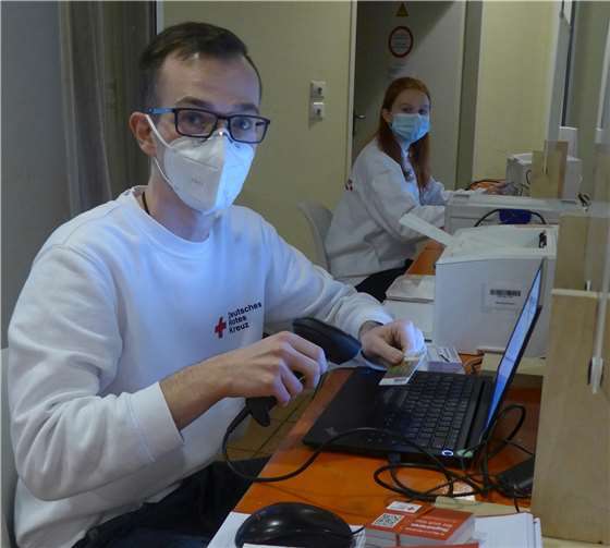 Felix Assenmacher (l.) und Lisa Offergeld (r.) engagieren sich ehrenamtlich im DRK-Ortsverein Bad Neuenahr-Ahrweiler e.V. Bei Blutspendeaktionen des DRK begrüßen und registrieren sie die Spenderinnen und Spender.  Foto: DRK-Kreisverband Ahrweiler e.V.