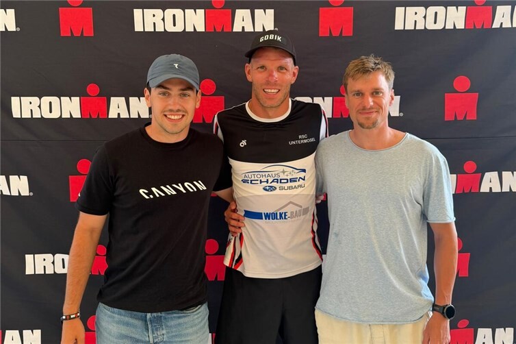 Felix Diederichs, Matthias Welther und Max Schmitz vor dem Start beim Ironman Frankfurt
