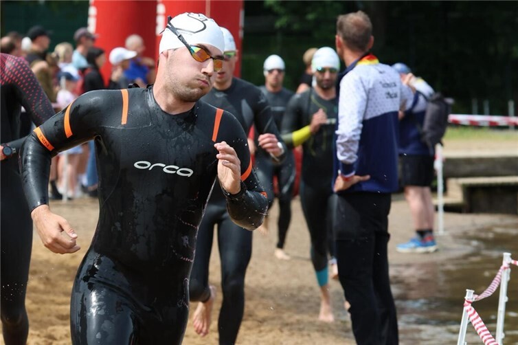 Felix Diederichs nach dem Schwimmen auf dem Weg zur ersten Wechselzone