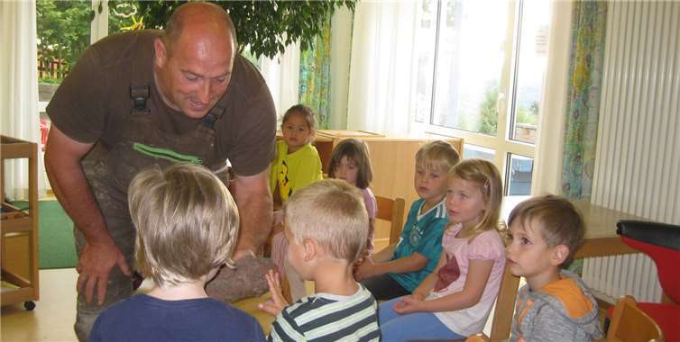 Felix Goltz erklärte die verschiedenen Gesteinsarten.privat