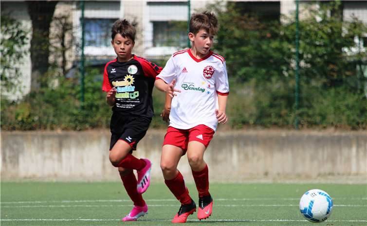 Felix Grosser (r.) und die D-Junioren siegten im letzten Testspiel vor dem Start in die Bezirksliga mit 3:0 gegen den JFV Siebengebirge. Foto: privat