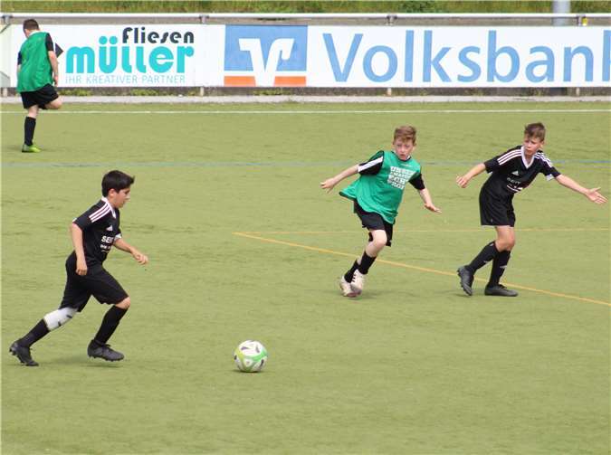 Felix Heuft fordert den Pass in die Tiefe von Imad Acar.