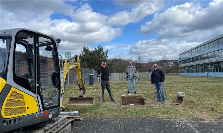 Felix Hölscher (AStA-Vorsitzender), Lucas Bolten (StuPa-Präsident) und Holger Dörle (Haustechnik) bei der Installation des Basketballkorbes. Fotos: privat