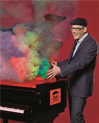 Felix Janosa öffnet seinen „Giftschrank“. Dirk Schelpmeier