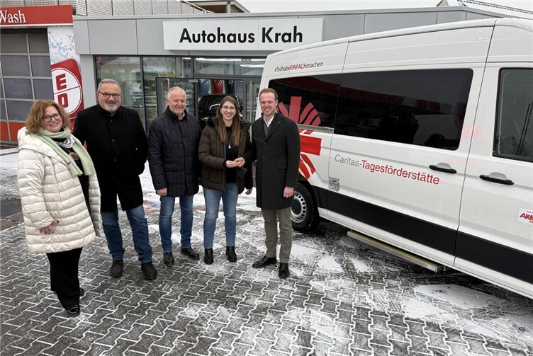 Felix Krah (rechts) und Wolfgang Krah (Mitte) vom Autohaus Krah übergeben den neuen VW Crafter für die Caritas-Tagesförderstätte offiziell an Caritasdirektorin Stefanie Krones (von links), Armin Gutwald, Geschäftsführer der Caritas-Werkstätten, sowie Hannah van Bonn, Leiterin der Tafö in Wirges.