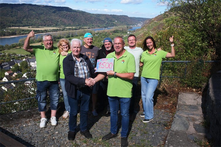 Felix Kranz vom Leutesdorfer Rock ‚n Roll Elferrat übergibt die 1.500-Euro-Spende an Heiko Mertesacker, den Vorsitzenden der Leutesdorfer Gruppe des Vereins NaturFreunde Deutschlands e.V.