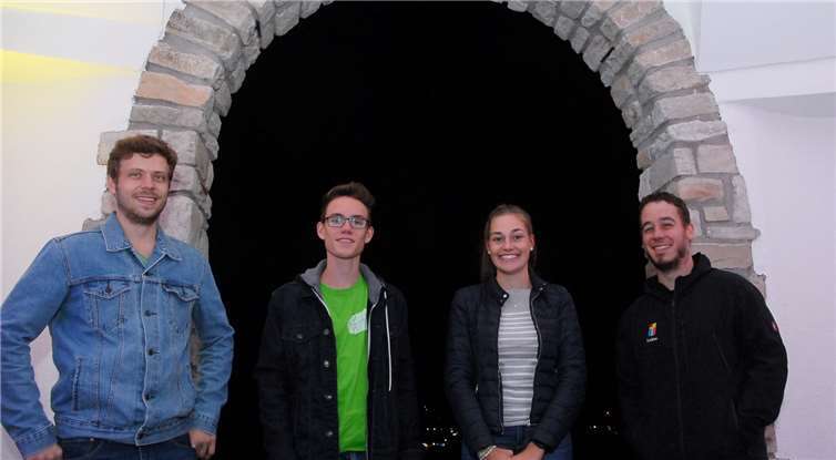 Felix Letschert, Anna Hörter, Jonas Ramroth, Luisa Fohr, Valentin Ickenroth und Lukas Winklernahmen die Besucher in der Friedhofskapelle von Ransbach mit auf eine virtuelle Reise um die Welt..
