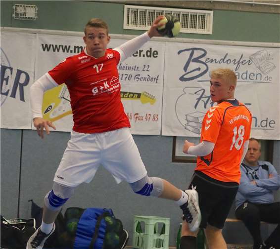 Felix Ley (am Ball) gab sein Debüt im Seniorenbereich und steuerte zwei Treffer zum Sieg bei. Foto: Turnerschaft Bendorf