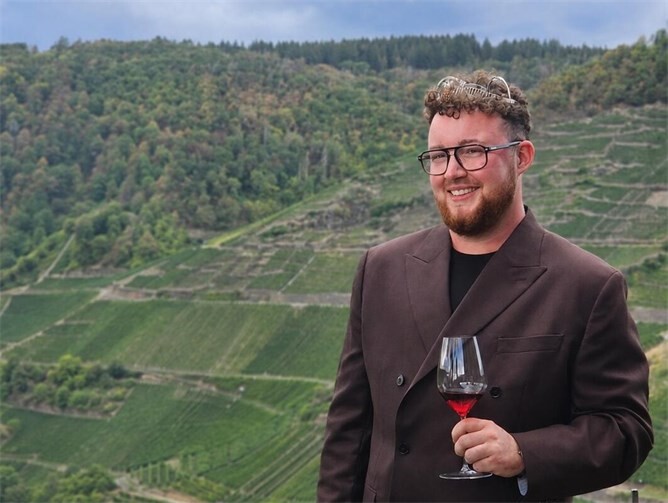 Felix Lüdenbach, der ehemalige Ahrweinkönig 2025/26, tritt am 19. September beim Vorentscheid zur Wahl der Deutschen Weinmajestät an.