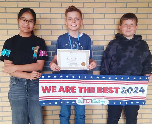 Felix Pistono (Mitte) aus der Klasse 6d erreichte bei 728 Teilnehmenden in Rheinland-Pfalz den 6. Platz.