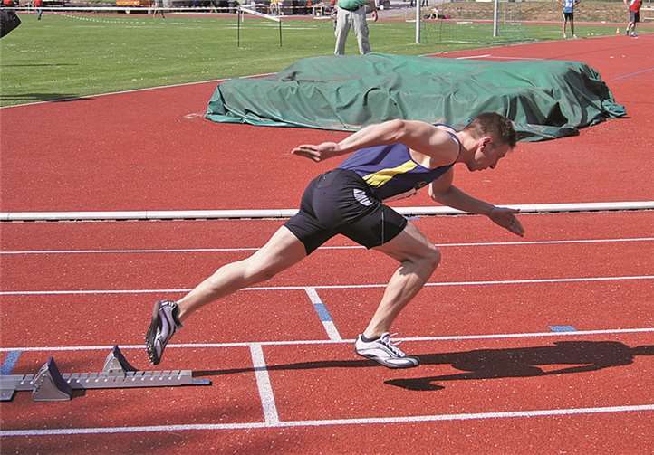 Felix Posselt läuft zu Bronze über 400m Hürden.privat