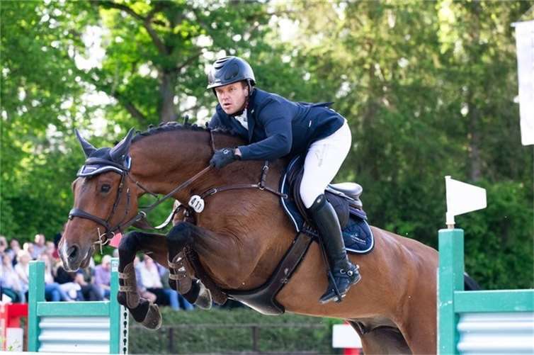 Felix Schneider auf Juliénas im Sprung.  Foto: privat