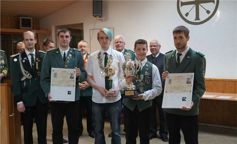 Felix Stenzel (Bezirksjungschützenmeister), Tobias Münch (stellv. Jungschützenmeister Keldung), Bezirksprinz Daniel Schumacher, Bezirksschülerprinz Robin Barczak, Mathias Schneider (Schießmeister Gering) (v.l.).  Privat