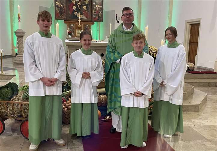 Felix Thylmann (Bild vorne) wurde als neuer Messdiener in der Gemeinschaft in Mendig aufgenommen.  Foto: privat