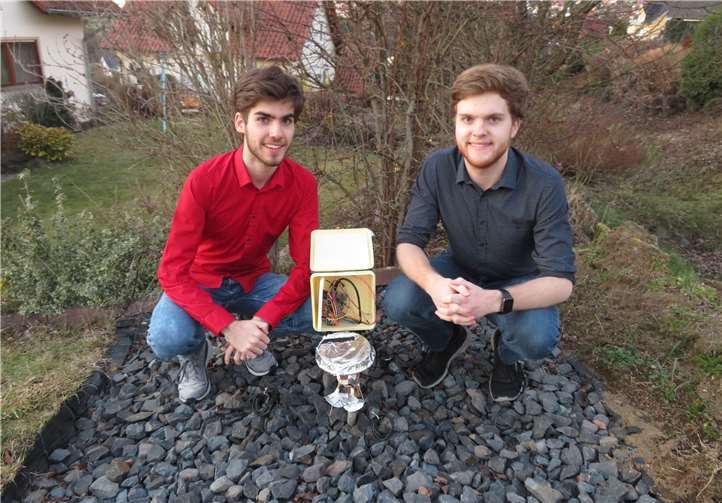 Felix und Florian Heim mit ihrer Erfindung. Foto: Johannes-Gymnasium
