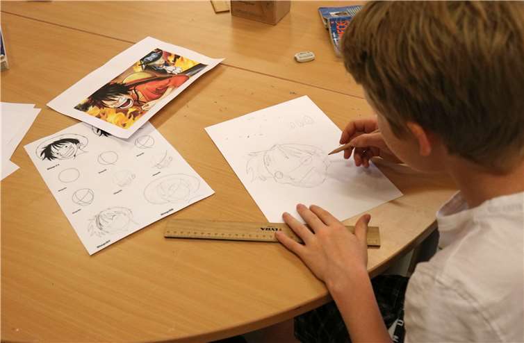 Felix zeichnet ganz konzentriert seinen Helden.Foto: Stadt Meckenheim