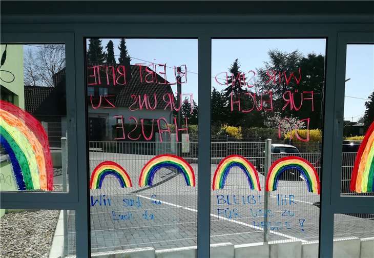 Fensterschmuck in der Kita Lohweg: „Jeder Regenbogen ist ein Lächeln des Himmels, das uns daran erinnert, dass nach trüben Tagen auch wieder die Sonne für uns scheint!“. Foto: Stadt Bendorf am Rhein