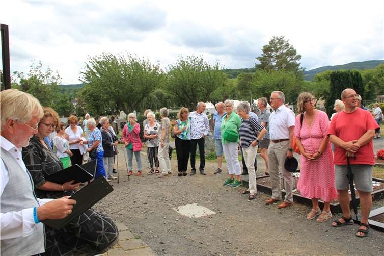 Ferdi Heuwagen und Mildred Ruppert (links) gestalteten die Gedenkfeier auf dem Ahrtorfriedhof.