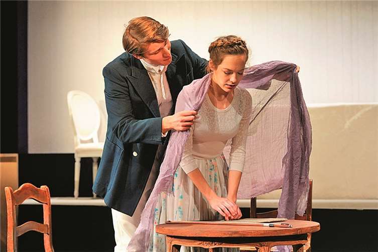 Ferdinand ( David M. Schulze) und Luise (Eva Wiedemann) lieben sich. Aber das Schicksal ist gegen sie.Friedhelm Schulz, Friedrichson-Pressebild