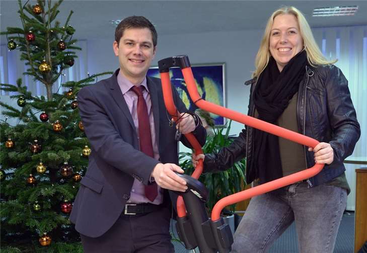 Ferdinand Duschner, Leiter der KSK-Filiale in Kruft, gratulierte der glücklichen Gewinnerin und übergab das neue Sportgerät.privat