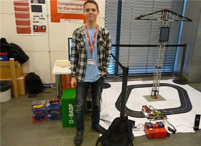 Ferdinand Krämer mit seiner Anlage „Computergegner für Carrera-Bahnen“.