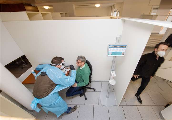 Ferdinand Pfahl wird aktiv: Räume seines Unternehmens wandelt er zum medizinschen Schnelltestzentrum um.