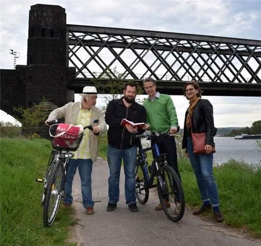 Ferhat Cato, Florian Garzombke, Henning Wirges und Meike Schremmer (v. l.) überzeugen sich davon, dass es weitergeht. Foto: privat
