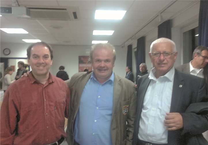 Ferhat Cato (Mitte) mit dem Direktor des Kibbuz, Yaniv Sagee (l.) und dem Direktor des arabisch-jüdischen Zentrums für Frieden , Riad Kabha (r.). privat