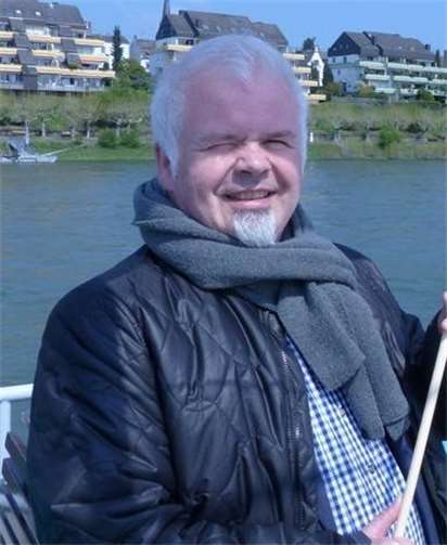 Ferhat Cato auf dem Schiff der IG Metall, auf dem Weg nach Koblenz, zur Kundgebung der Gewerkschaft, mit roter Fahne und seinem Heimatort Engers im Hintergrund. Privat