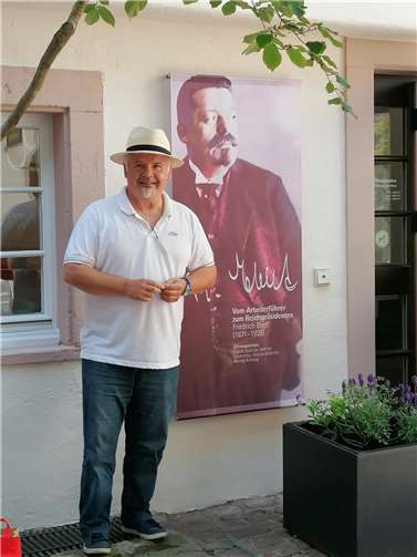 Ferhat Cato im Hof des Geburtshauses von Friedrich Ebert in Heidelberg.  Foto: privat/DGB