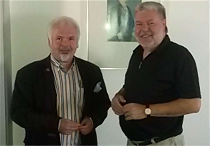 Ferhat Cato und Kurt Beck diskutieren aktuelle Themen. privat