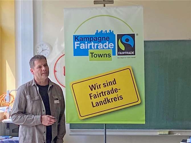 Fernando Andia, externer Referent von Fairtrade Deutschland, stellte in seinem Vortrag den Fairen Handel und die Kampagne „Fairtrade Schools“ vor.