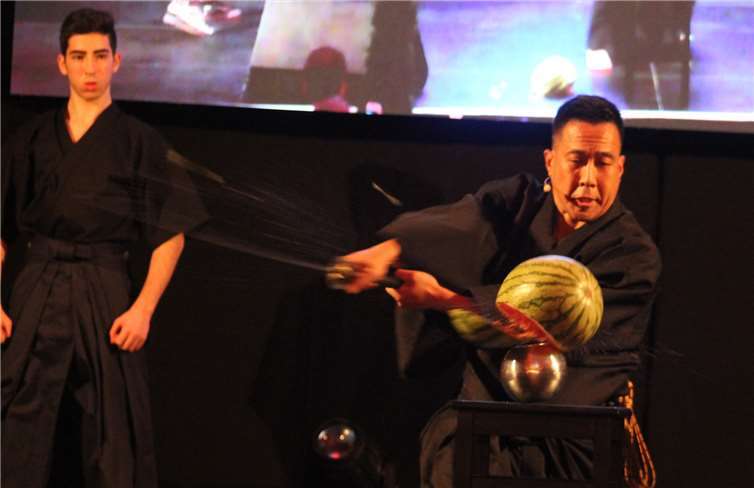 Fernöstliche Kampfkunst in Vollendung, präsentiert von Ryan Hayashi.