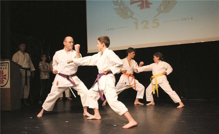 Fernost trifft Rhein-Mosel: Karatedarbietung des TV Güls.