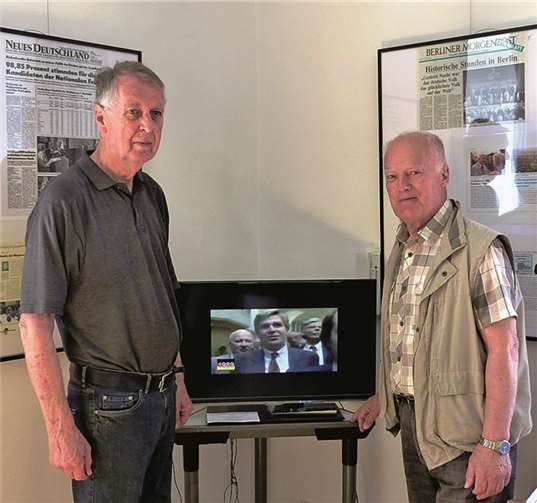 Fernsehausschnitte und Zeitungen aus Ost und West dokumentieren die Zeit des Mauerfalls, Hans Frank und Dr. Jörk Köpke haben die Ausstellung aufgebaut. WM