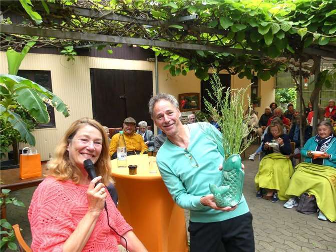 Fernsehmoderatorin und Pflanzenexpertin Heike Boomgaarden gastierte in der HB EssigKultur mit einem Referat über Wildkräuter. Fotos: TE