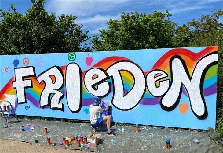 Fertig… „Frieden“ auf buntem Grund.  Foto: Gemeinde Wachtberg/hw