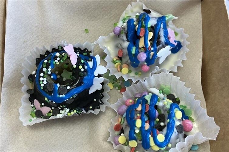 Fertig dekorierte Guglhupfe