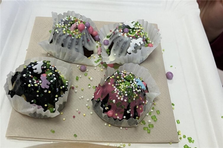 Fertig dekorierte Guglhupfe