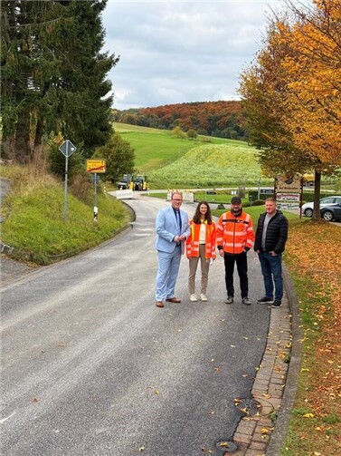 Fertig saniert: Die Ortsdurchfahrt in Thalhausen. Der Erste Kreisbeigeordnete Philipp Rasbach, Christina Junk vom Immobilienmanagement des Kreises, der stv. Leiter der Straßenmeisterei Neuwied, Sebastian Görlitz und Ortsbürgermeister von Thalhausen, Florian Schäfer, überzeugten sich vom Ergebnis.  Foto: Martin Boden / Kreisverwaltung Neuwied