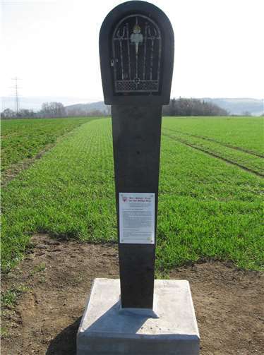 Das Kettiger Kreuz oder im Volksmund „Löffel“ genannt auf dem Saffiger Berg Fertigstellung des Nischenstocks.