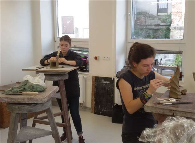 Fertigung der Modelle aus Ton. Diese Bilder sind 2019 vor Corona entstanden, beim letzten Austausch der Schüler und Schülerinnen der Werkstätten Gravur und Schleiferei, in der frisch renovierten Glasfachschule in Kamenický Šenov.Foto: Glasfachschule Rheinbach