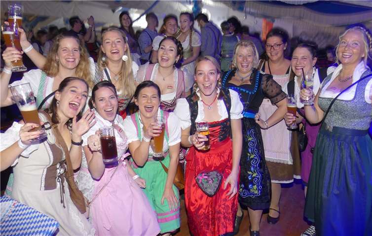 Fesche Madln in farbenfrohen Dirndln prägten unter anderem das ansehnliche Bild beim Cochemer Oktoberfest.