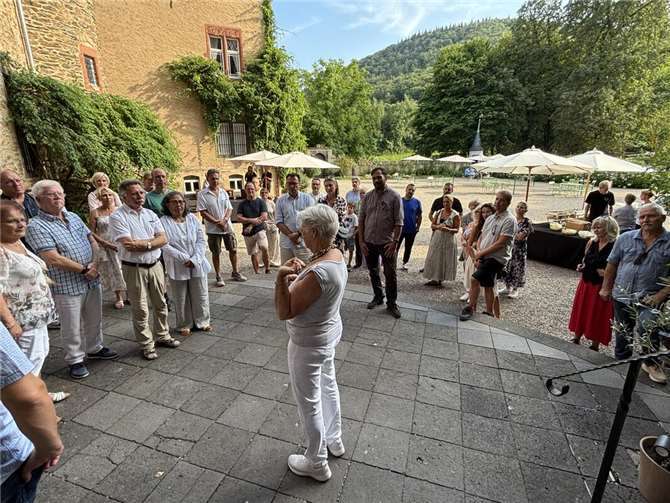 Ein unvergesslicher Abend auf Burg Namedy Fesselnd und anschaulich brachte Heide Prinzessin von Hohenzollern den FWG-Mitgliedern die Geschichte von Burg Namedy näher. Foto: privat