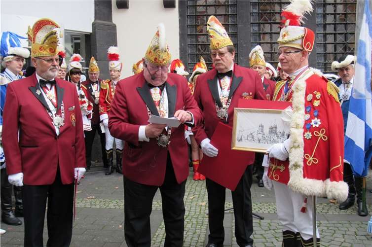 Festausschussmitglieder in Aktion: (Von links) Alfred Korb, Lutz Schnitzendöbel, Werner Peusens mit  dem ehemaligen Kommandeur der Rot-Weißen Husaren, Manfred Schmid. MKA