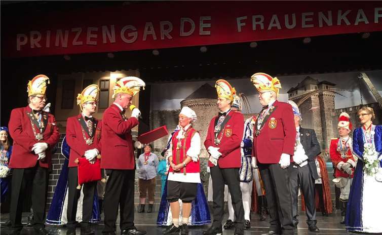 Festausschusspräsident Jürgen Senft überreicht Tina Manstein den Großen Verdienstorden des FestausschussesFoto: privat